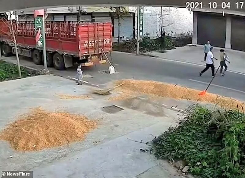 โดนรถตักชนจังๆ โชคดีรอดปาฏิหาริย์