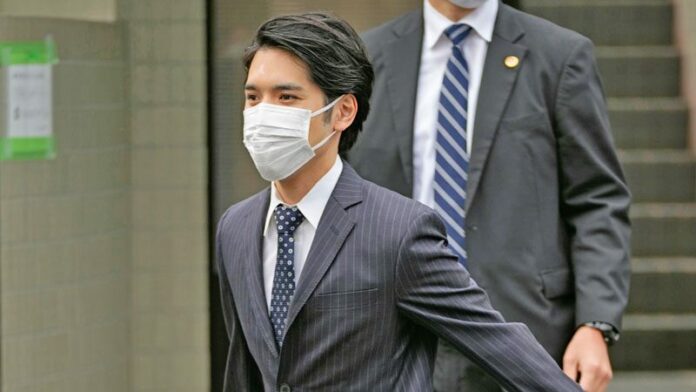 จดทะเบียนสมรสกับพระคู่หมั้นอย่างเป็นทางการ