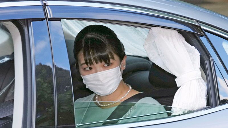 จดทะเบียนสมรสกับพระคู่หมั้นอย่างเป็นทางการ