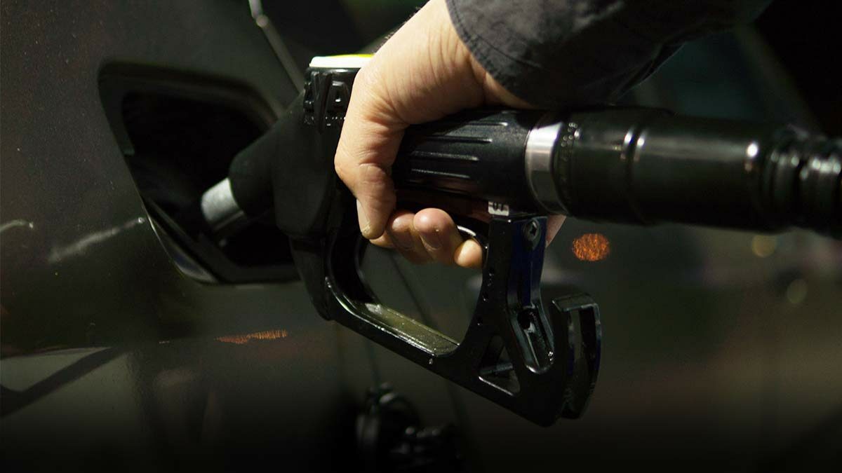 .คนใช้เบนซินร้อง พรุ่งนี้ปรับขึ้นอีกแล้ว 60 สตางค์ต่อลิตร ดีเซล ก็ไม่รอด.