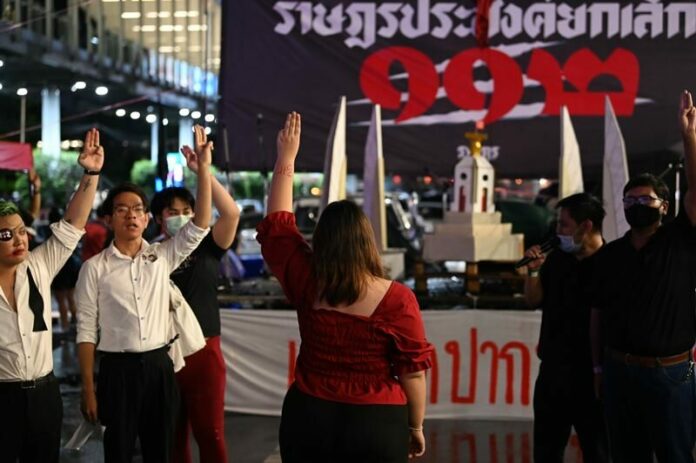 รุ้ง ม็อบราชประสงค์