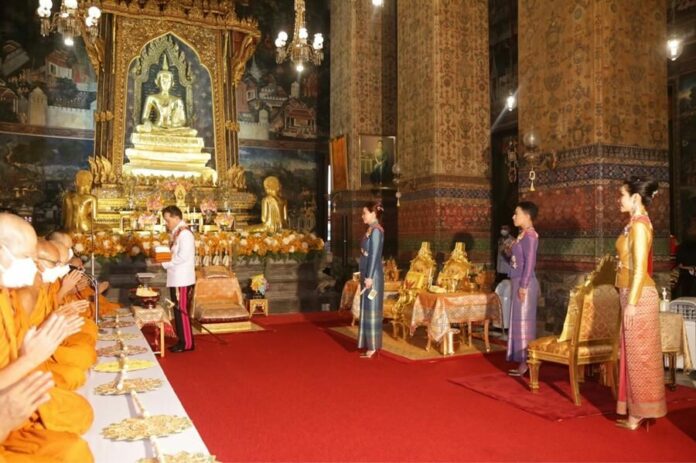 ในหลวง เสด็จพระราชดำเนิน วัดโสมนัส