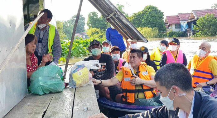 ธรรมนัสลงเรือแจกของ