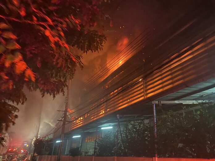ภาพเหตุการณ์ไฟไหม้เมื่อคืนที่ผ่านมา