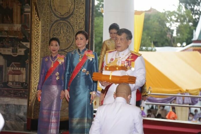 ในหลวง เสด็จพระราชดำเนิน วัดโสมนัส