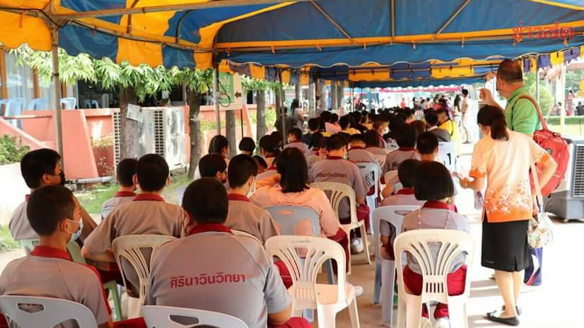 เด็กนักเรียน จาก 69 แห่ง ในอ.เมืองลำปาง แห่ฉีดวัคซีนแน่นศูนย์