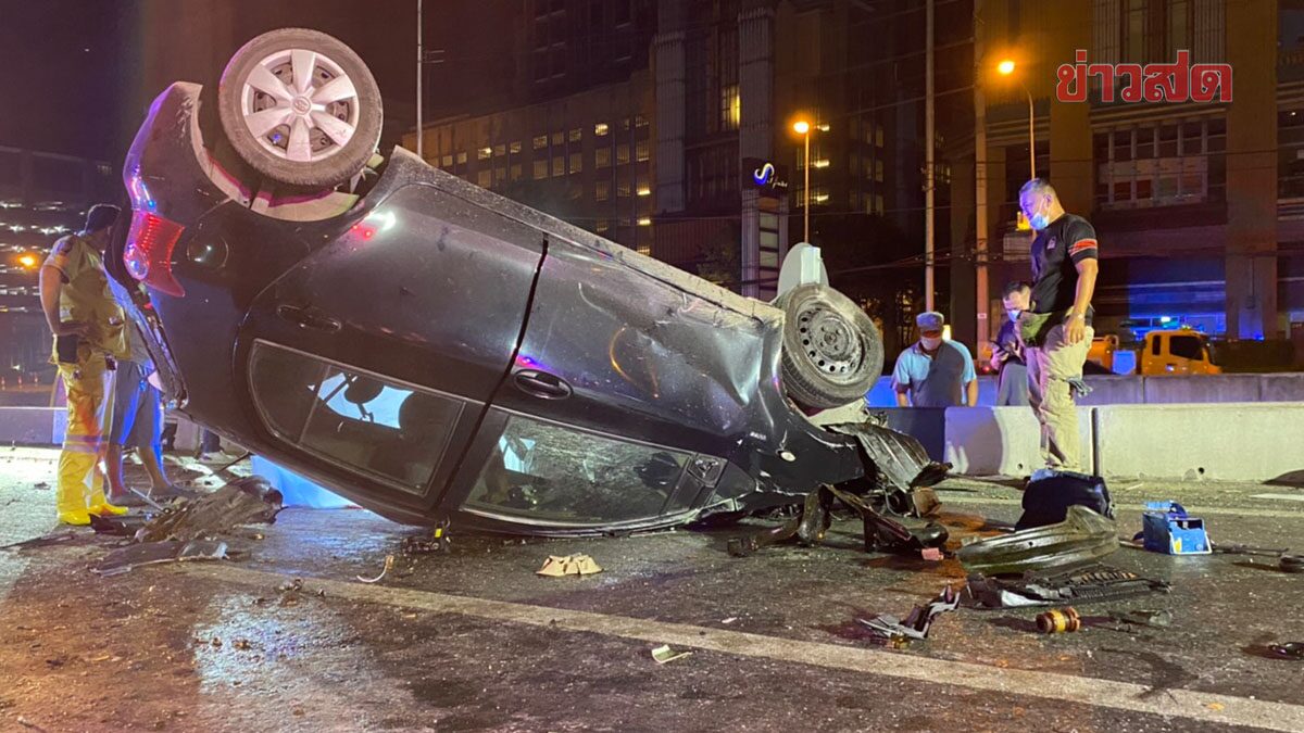 เก๋งซิ่งปาดหน้า ขึ้นสะพานข้ามแยกลาดพร้าว โดนชนท้าย หงายท้องล้อชี้ฟ้า หนุ่มดับคาที่
