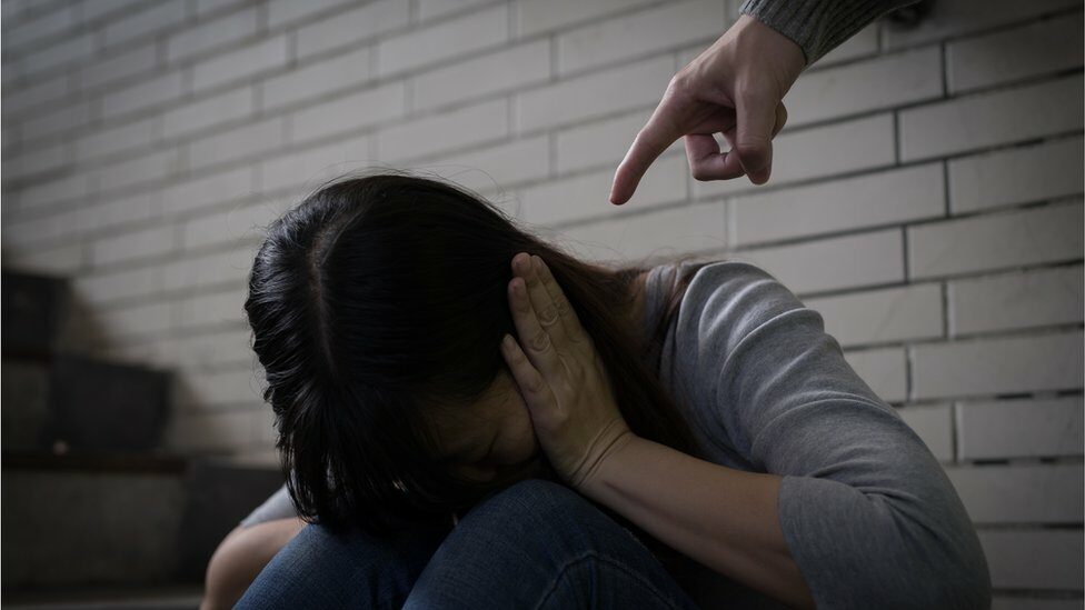 ความรุนแรงในครอบครัว : สาวอังกฤษเผยประสบการณ์ถูกแฟนบังคับควบคุมจนชีวิตเกือบพัง