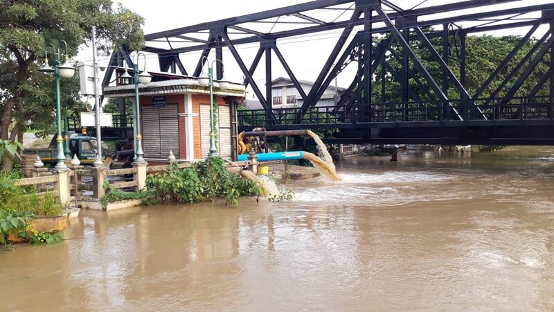 เผย สถานการณ์น้ำเพชรบุรี ยังน่าเป็นห่วง พบน้ำทะลักท่วมถนนหลายสาย