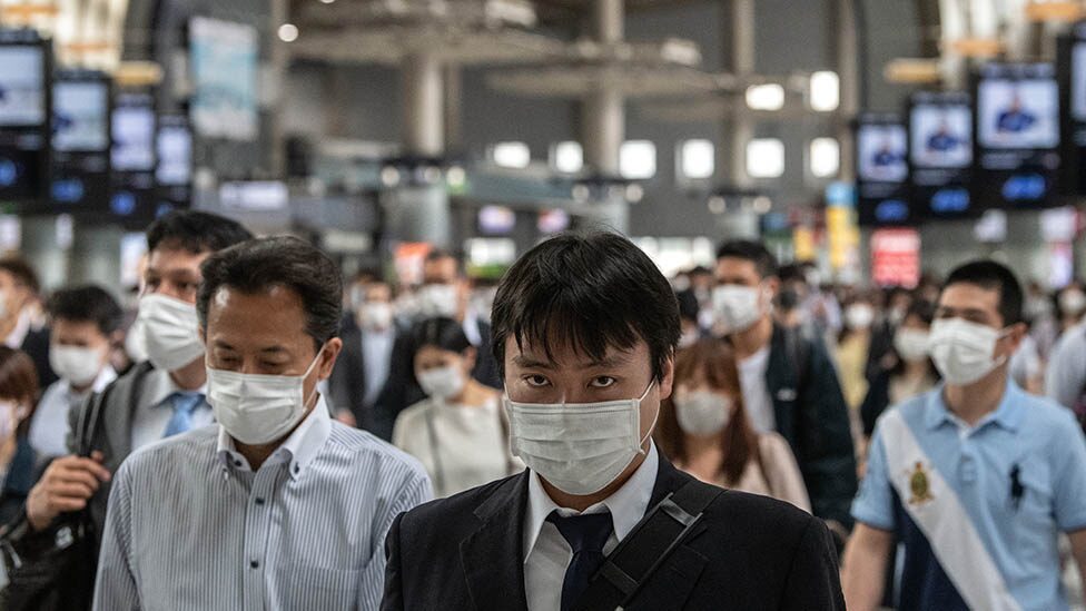 ผู้คนกลับไปทำงานในกรุงโตเกียว หลังพ้นช่วงล็อกดาวน์เพื่อควบคุมการระบาดของโควิด