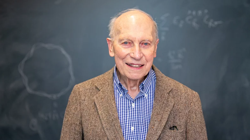 คุณปู่วัย 89 ทำความฝันวัยหนุ่มเป็นจริง จบปริญญาเอกฟิสิกส์หลังเรียนมาสองทศวรรษ