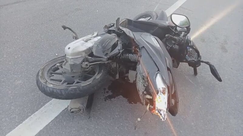 Grandmother is driving a motorcycle to deliver noodles. Being hit by a pickup truck, both of them died. On the road in the area of Phatthalung Province