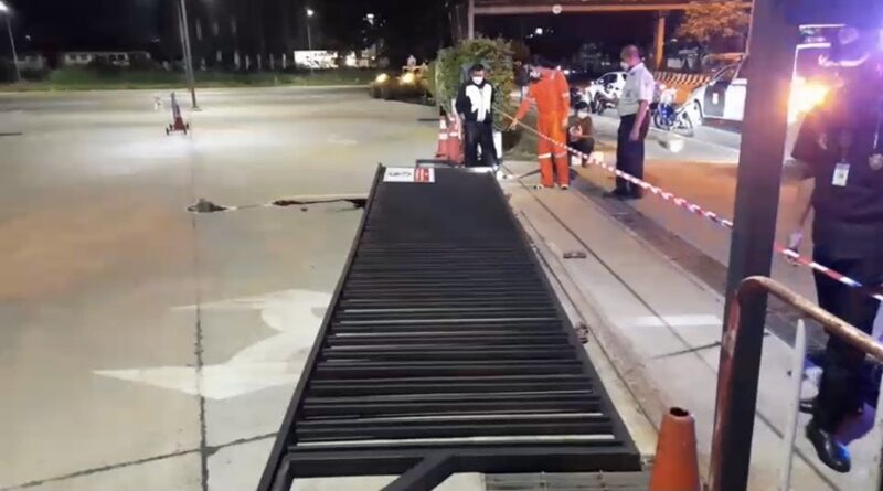 A security guard dragged an iron door to close the entrance to a famous football stadium in Ramintra area, causing the wheel to derail the track, falling over and dying at the place.