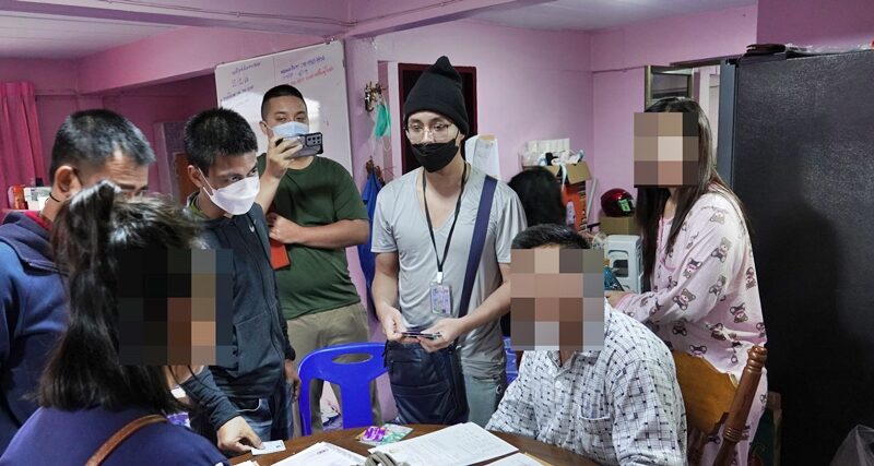 สืบภาค 2 นำกำลังบุกทลาย แก๊งเงินกู้ออนไลน์ หลอกเหยื่อวัย 15 ปีหมดตัว หวังนำเงินช่วยครอบครัว จับ 3 ผู้ต้องหา
