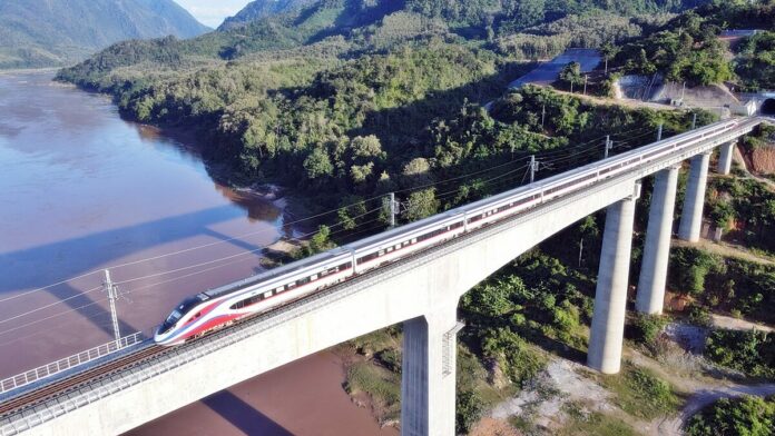 รถไฟลาว-จีนวิ่งฉิว