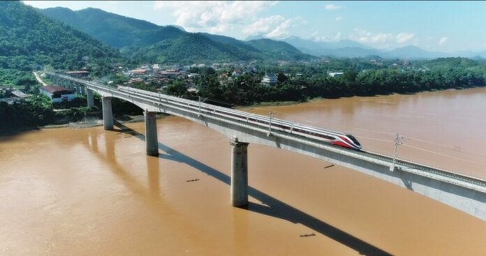 รถไฟจีนเชื่อมต่อลาว