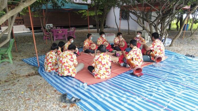 กลองยาว