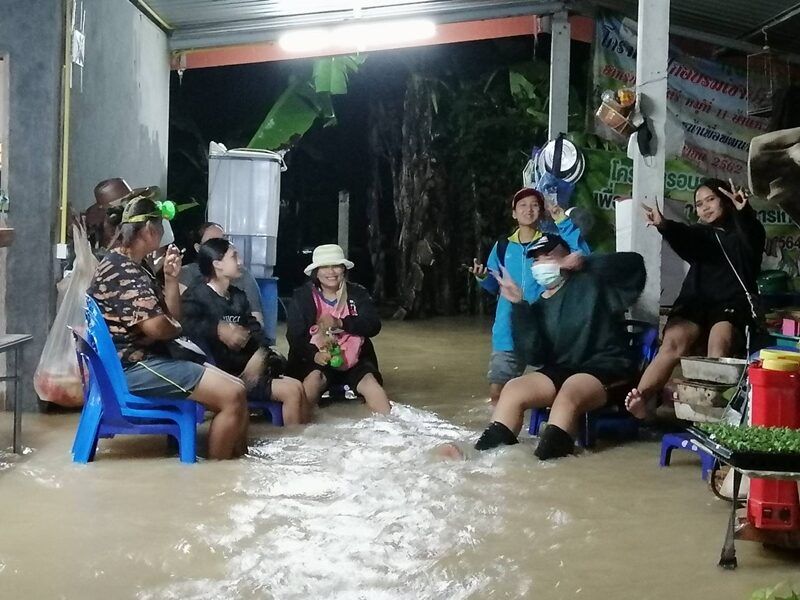สุราษฎร์ธานี ยังหนัก ฝนถล่มทั้งคืน น้ำทะลักท่วมบ้านเรือนประชาชน ขนของหนีวุ่น เผย ได้รับผลกระทบแล้ว 10 อำเภอ