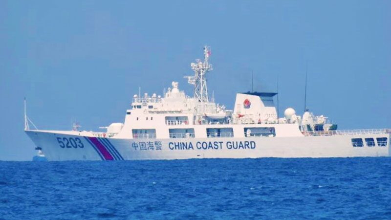 เรือยามชายฝั่งจีน “ปิดทาง-ฉีดน้ำไล่” เรือขนส่งทัพฟิลิปปินส์