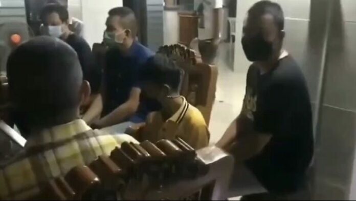 เอาผิด