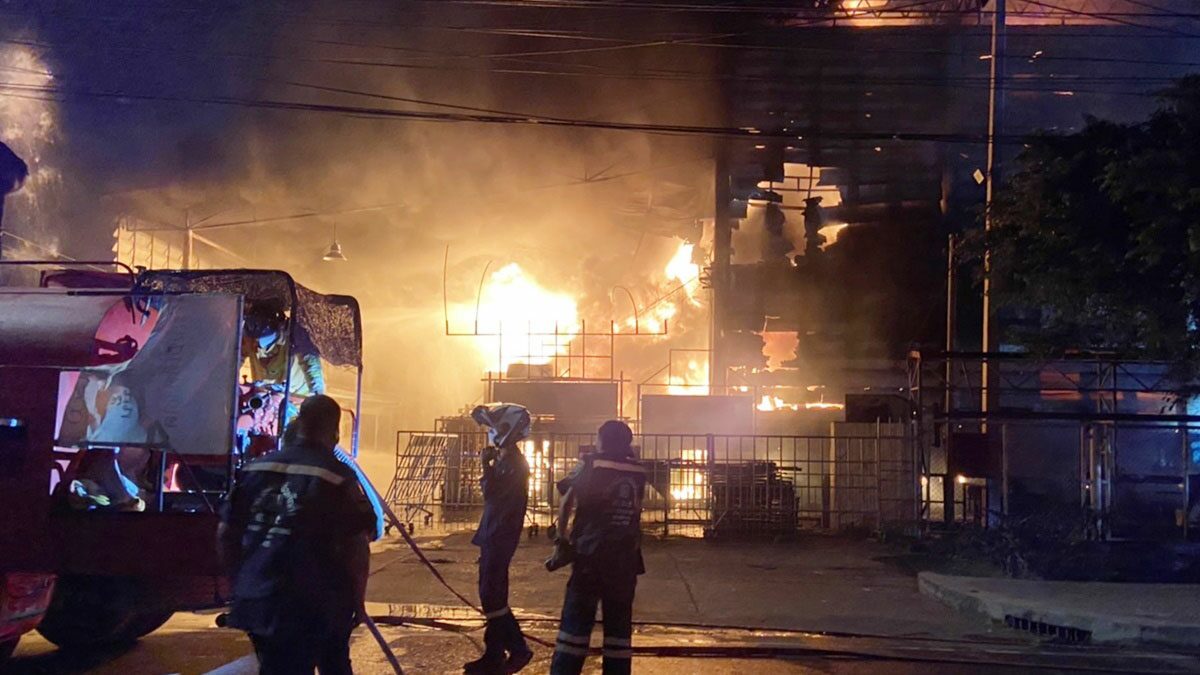 ไฟลุกโชนไหม้ระทึก โรงงานผลิตยางนิคมอุตสาหกรรมลาดกระบัง ระดมดับวุ่น