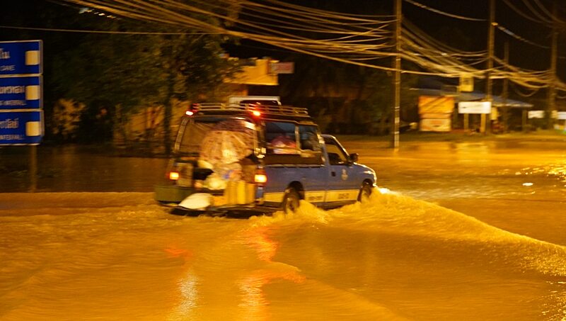 ฝนถล่ม พัทลุง ต่อเนื่อง น้ำป่าเทือกเขาบรรทัด ไหลหลากเข้าท่วมบ้านเรือนประชาชน-เส้นทางสายหลัก