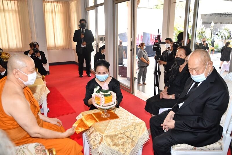 นายขรรค์ชัย บุนปาน ประธานเครือมติชน และน.ส.ปานบัว บุนปาน กรรมการผู้จัดการบริษัท มติชน จำกัด (มหาชน)