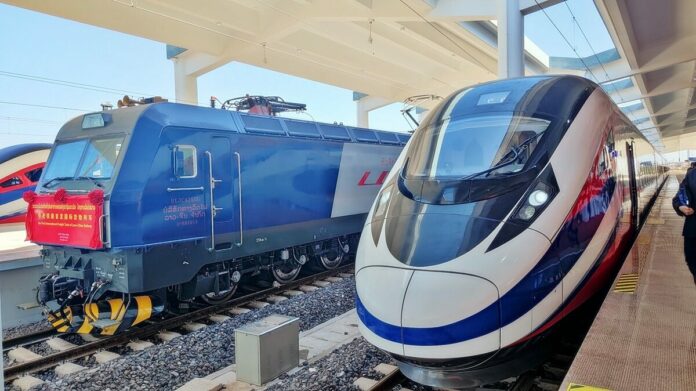 แห่ขึ้นรถไฟลาว-จีน