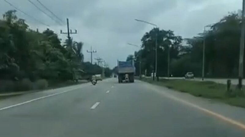 สาวบันทึกคลิป ชายแว้นจยย. ดับเครื่อง เกาะท้ายสิบล้อ สุดอันตราย ไกล 4 กิโลเมตร