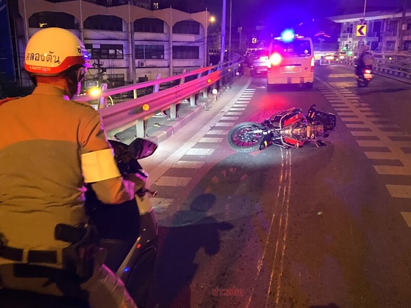 หนุ่มวิศวะ ขับบิ๊กไบก์ พุ่งชนราว สะพานข้ามแยกคลองตัน เสียชีวิตคาที่
