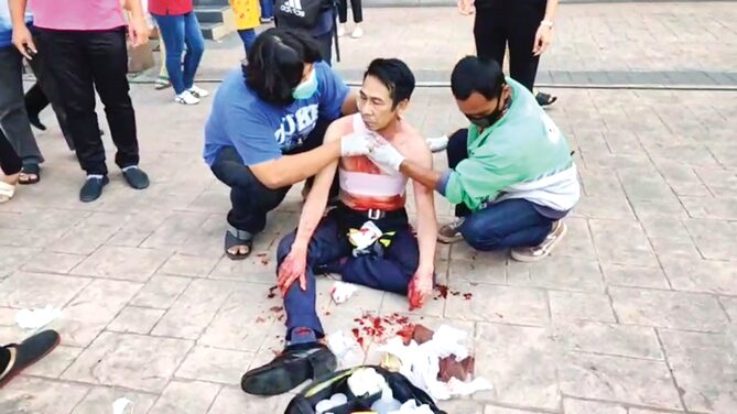 เปิดวงจรปิดนาทีระทึก รปภ.ดวลมีด-ดับโจร! ขวางปล้นแบงก์ปทุม