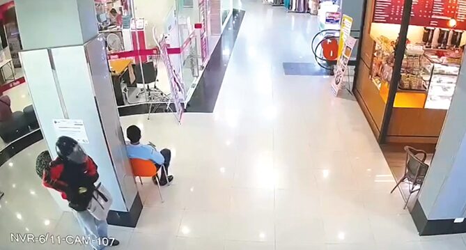 เปิดวงจรปิดนาทีระทึก รปภ.ดวลมีด-ดับโจร! ขวางปล้นแบงก์ปทุม