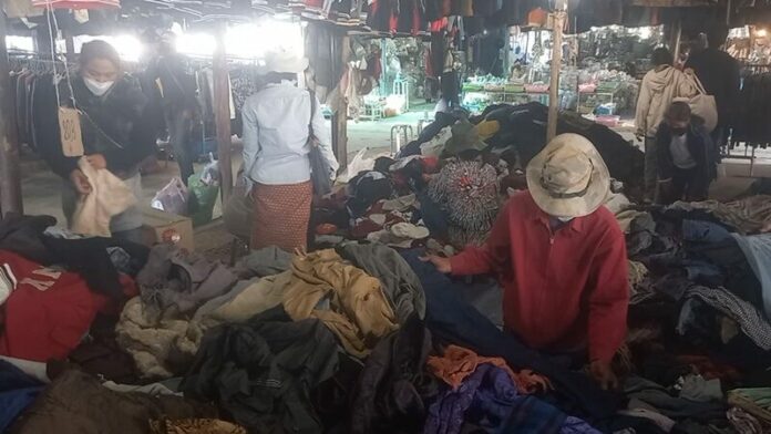 ตลาดช่องจอม