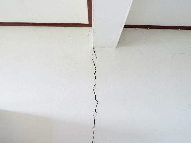 รอยรั่วบริเวณรอยต่อผนังชนท้องคาน