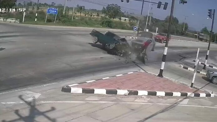 ชนปะทะ