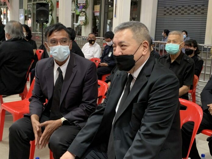 นายสุรนันทน์ เวชชาชีวะ อดีตเลขาธิการนายกรัฐมนตรี 