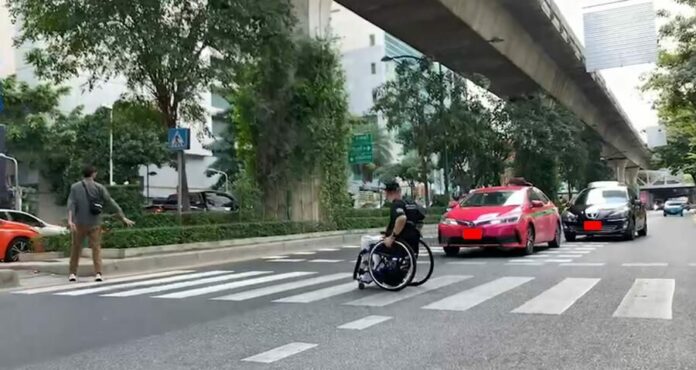 ผู้พิการ ข้ามถนน