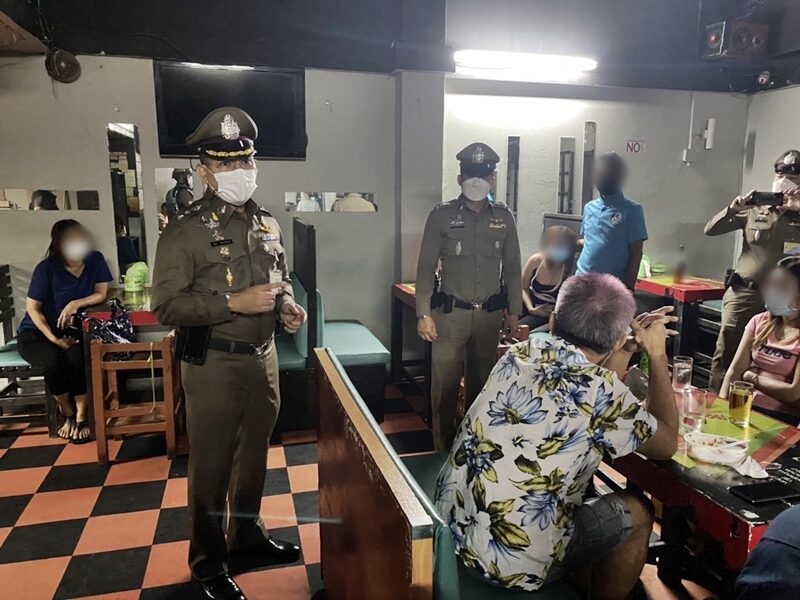 ตำรวจ บุกจับ ร้านอาหาร ย่านปทุมวัน ลอบขายเหล้าให้ลูกค้า พบผู้ดูแลร้าน-พนักงานหญิง รวม 6 คน