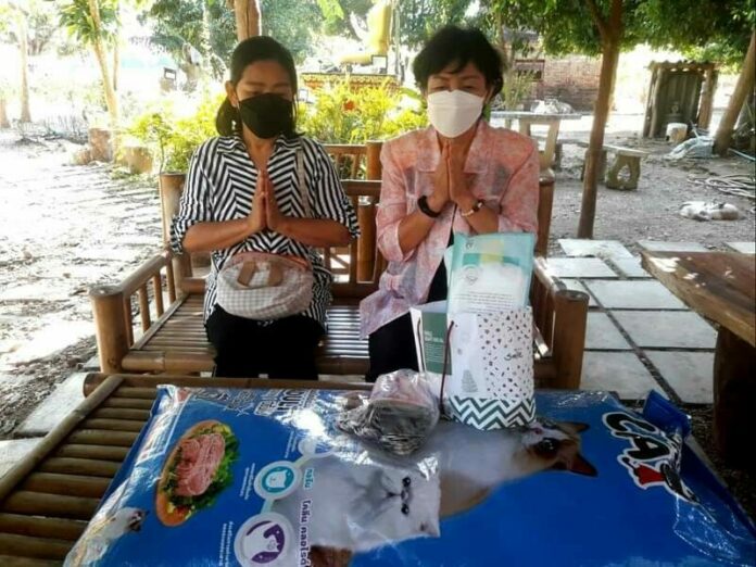 ญาติโยมบางส่วนนำ อาหารแมว มาช่วยทางวัด