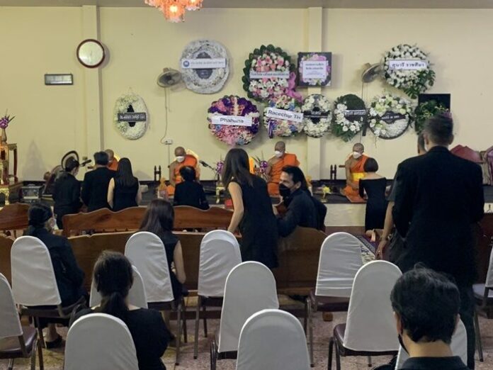 นุ่น สินิทธา เดินทางร่วมอาลัย