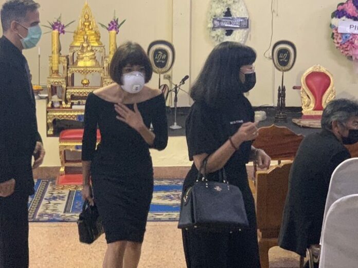 นุ่น สินิทธา เดินทางร่วมอาลัย