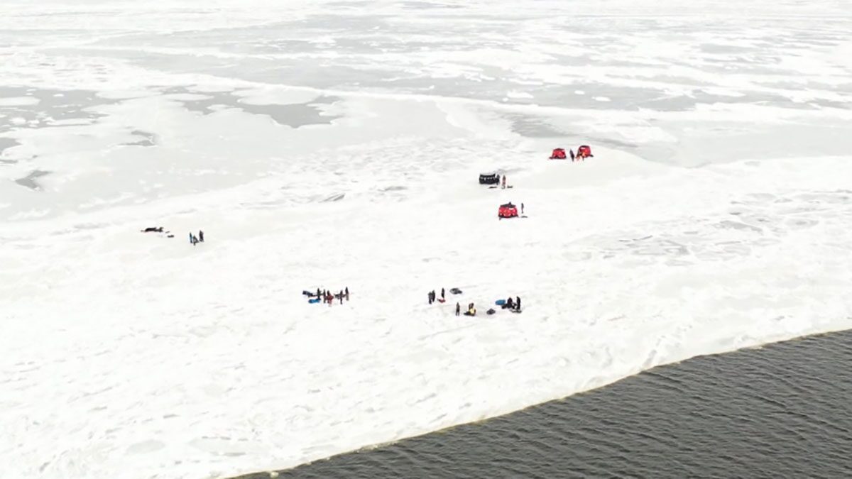 หน่วยกู้ภัยสหรัฐช่วย 34 คน ติดค้างอยู่บน "แผ่นน้ำแข็ง" แตกลอยห่างจากชายฝั่ง