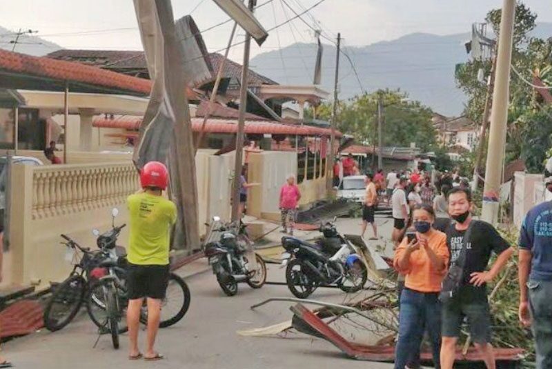 ถล่มมาเลเซีย บ้านพังยับ เสาไฟ-ต้นไม้ล้มเป็นแถบ