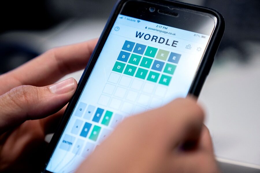 เกม Wordle บนหน้าจอโทรศัพท์มือถือ