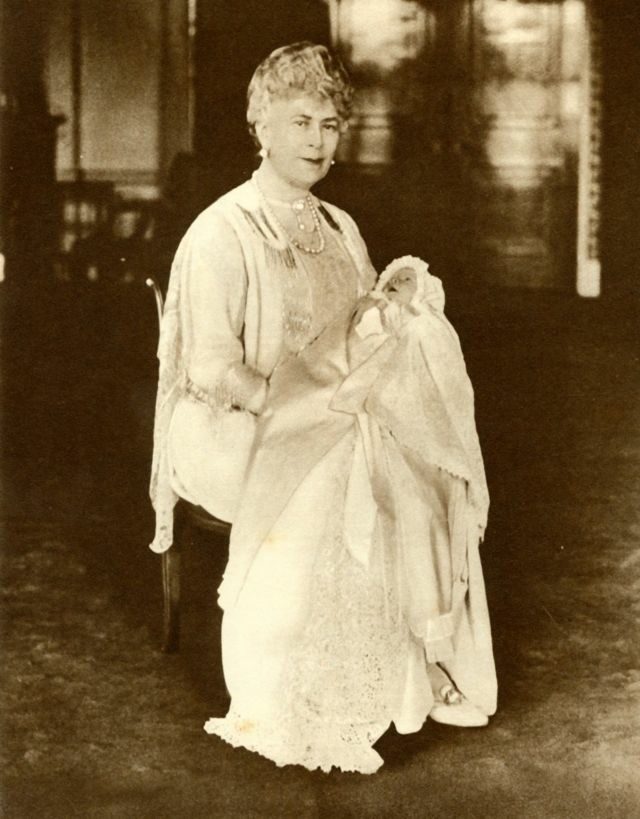 เจ้าหญิงเอลิซาเบธขณะทรงเป็นทารก พร้อมกับสมเด็จพระราชินีแมรี พระอัยกี ในปี 1926