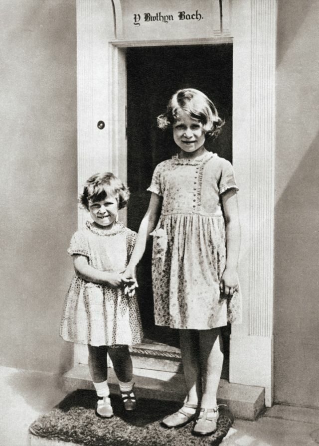 เจ้าหญิงเอลิซาเบธ (ขวา) กับเจ้าหญิงมาร์กาเรต พระขนิษฐา ในปี 1933