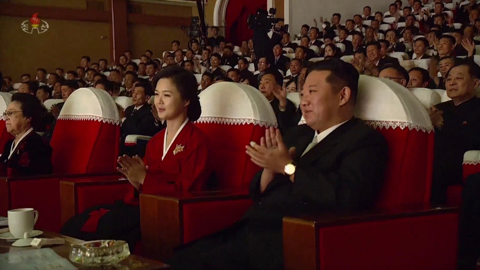 ภริยา คิม จองอึน ปรบมือ ดูการแสดง