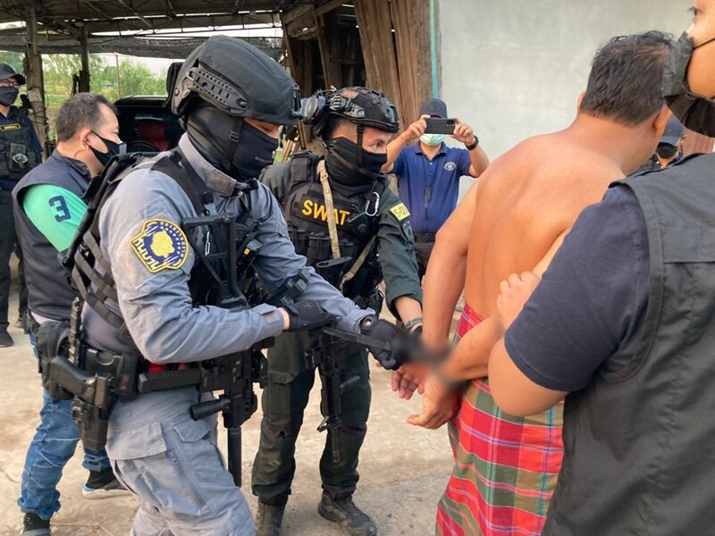 ตำรวจ-หนุมานกองปราบ กว่า 300 นาย บุกค้นเป้าหมาย จ.นครนายก ล่าทีมยิงถล่มรถตู้ นายกอบต. เสียชีวิต 2 ศพ