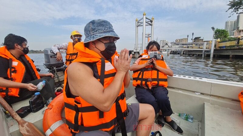 พี่ชาย แตงโม นิดา ยกมือไหว้สิ่งศักดิ์สิทธิ์ ขอเปิดทางหาน้องสาวให้พบ หลังพลัดตกเรือจมหายแม่น้ำเจ้าพระยา