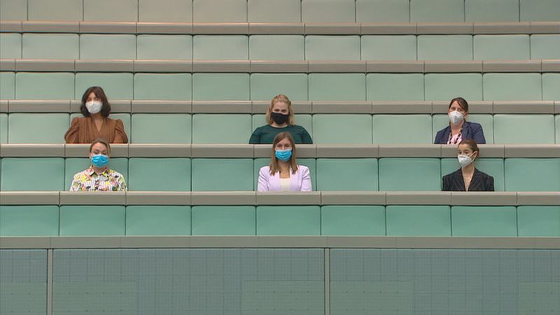 ผู้หญิง นั่ง ในรัฐสภา